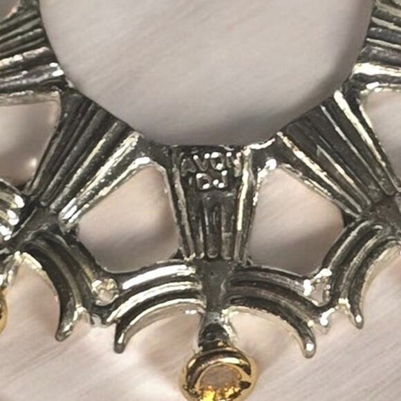 Avon Vintage Silvertone/Goldtone Angel Wreath Brooch/Pin - Picture 4 of 8